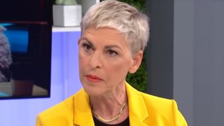 Ελένη Ψυχούλη: &quot;Ανεβαίνει στη σκηνή κουτσός, κρέμονται οι πέτσες και δεν βγαίνει κανείς να πει τίποτα&quot;