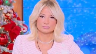Ενοχλημένη η Φαίη Σκορδά: "Γλυκιά μου, αν δεν έχεις εικόνα, καλό είναι να μην απαντάς"