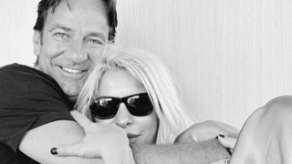 Η Ελενη Μενεγάκη στην αγκαλιά του Μάκη Παντζόπουλου