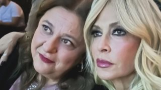 Το τσιφτετέλι της Ελισάβετ Κωνσταντινίδου στην Άννα Βίσση πάνω στο τραπέζι των παικτών του Ολυμπιακού