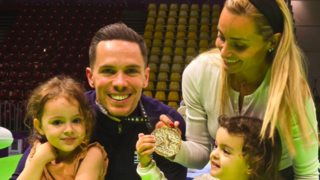 Οι πρώτες δηλώσεις της Βασιλικής Μιλλούση μετά τη νίκη του Λευτέρη Πετρούνια: Του φώναξα &quot;κάν’το για τα κορίτσια μας&quot;