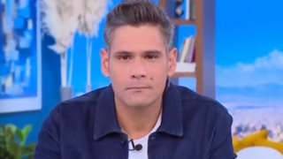 Δημήτρης Ουγγαρέζος: &quot;Η Ελεονώρα Μελέτη είναι ντυμένη όπως νιώθει ή φοράει μια στολή κοινοβουλίου;&quot;