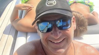 Ο Γιώργος Λιάγκας οικογενειακά στην Τήνο για Πάσχα - Πέρασε την ονομαστική του εορτή στην παραλία