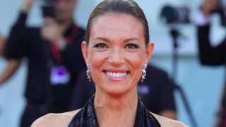 Η Βίκυ Καγιά προτείνει το lip gloss για όμορφο χρώμα στα χείλη χωρίς λεπτές γραμμές και ραβδώσεις