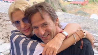 Ελένη Μενεγάκη &amp; Μάκης Παντζόπουλος κάνουν ηλιοθεραπεία σε παραλία της Μυκόνου