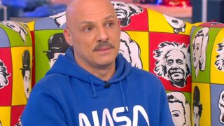 Ο Νίκος Μουτσινάς σε ρεσιτάλ ατάκας: "Η μάνα μου ήταν dealer"