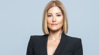 Η Ράνια Τζίμα δοκίμασε το χρώμα σκιάς που φωτίζει υπέροχα τα καστανά μάτια