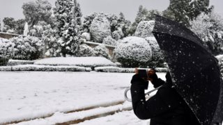 Σε εξέλιξη η κακοκαιρία &quot;Ελπίς&quot;: Χιόνια στα βουνά της Αττικής και τα βόρεια προάστια - Αναλυτική πρόγνωση ανά περιοχή