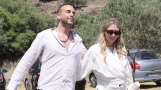 Πάνος Μουζουράκης | Η αφιέρωση στη σύζυγό του στη μέση της συναυλίας του- &quot;Μην ενδώσετε σε κάτι, το οποίο δεν σας γεμίζει 100%&quot;