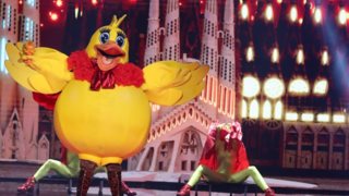 &quot;The Masked Singer&quot; | To &quot;Παπάκι&quot; ανέβηκε για πρώτη φορά στη σκηνή  - Δείτε την εντυπωσιακή εμφάνιση