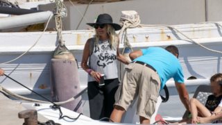 Η Άννα Βίσση σε χαλαρές στιγμές εν πλω με τα εγγόνια της