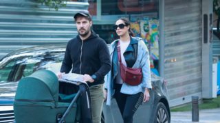 Ευαγγελία Συριοπούλου &amp; Στράτος Πατσατζής | Βόλτα με τον νεογέννητο γιο τους