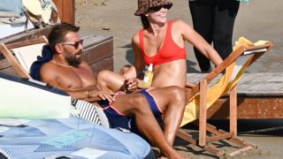 Ο Γιάννης Μαρακάκης με τη Νίκη θωμοπούλου σε στιγμές δροσιάς με την κόρη τους