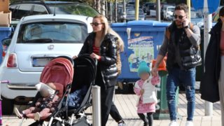 Βασιλική Μιλλούση &amp; Λευτέρης Πετρούνιας σε καθημερινές οικογενειακές στιγμές με τις κόρες τους