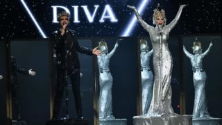 J2US | Καλογρίδη &amp; Ραπτάκης τα... έσπασαν με το &quot;DIVA&quot;