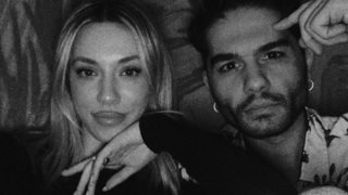 Γαρυφαλλιά Καληφώνη &amp; Χρήστος Μάστορας σε τρυφερά στιγμιότυπα στην παραλία