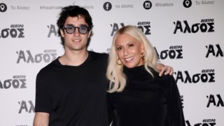 Η Μαρία Μπακοδήμου με τον γιο της στο Θέατρο Άλσος λίγο πριν την τηλεοπτική της επιστροφή