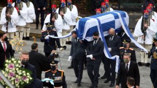 Κάρολος Παπούλιας: Σε εξέλιξη η εξόδιος ακολουθία του πρώην Προέδρου της Δημοκρατίας - Με τιμές Αρχηγού Κράτους