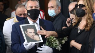 Το τελευταίο αντίο στον Τόλη Βοσκόπουλο - Ήταν όλοι εκεί για να τον αποχαιρετήσουν!