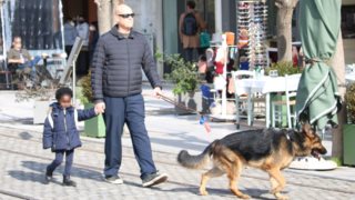 Ο Τζώνη Καλημέρης χέρι-χέρι με τη μικρή Ada στην Πλάκα