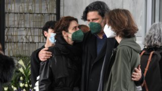 Ο Λευτέρης Χαρίτος αποχαιρέτησε τον μπαμπά του – Στο πλευρό του η Μαρκέλλα Γιαννάτου