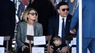 Τζένη Μπαλατσινού - Βασίλης Κικίλιας | Μαζί με τον μικρό Παναγιώτη-Αντώνιο στη στρατιωτική παρέλαση της 25ης Μαρτίου