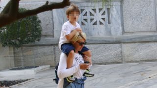 Η Σία Κοσιώνη σε χαλαρές στιγμές στο κέντρο της Αθήνας με τον γιο της