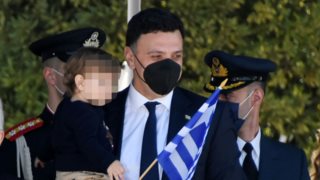 Ο Βασίλης Κικίλιας ποζάρει αγκαλιά με τον γιο του στην Πάτμο - Δείτε τη φωτογραφία