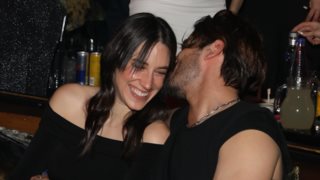 Full in love o Γιώργος Καράβας – Τα τρυφερά φιλιά με τη Ραφάελα Ψαρρού σε βραδινή έξοδο