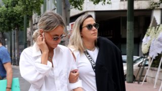 Το "τελευταίο αντίο" στον Ρόμπερτ Ουίλιαμς | Ντυμένη στα λευκά η κόρη του, Ιλένια