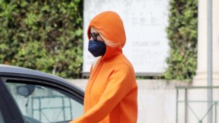 Η Τζένη Μπαλατσινού σε χαλαρές στιγμές στο κέντρο της Αθήνας