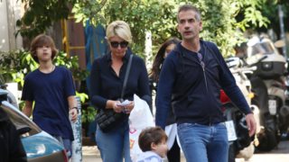 Σία Κοσιώνη &amp; Κώστας Μπακογιάννης | Βόλτα στο κέντρο της Αθήνας με τα παιδιά τους