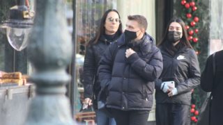 Ο Γιάννης Πλούταρχος με τη σύζυγό του και την κόρη του σε σπάνια καθημερινά στιγμιότυπα