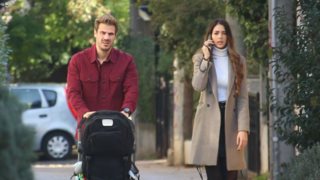 Ο Άκης Πετρετζίκης και η Κωνσταντίνα Παπαμιχαήλ σε σπάνια καθημερινά στιγμιότυπα με τον γιο τους