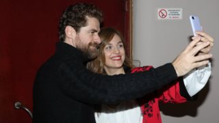 Δημήτρης Λάλος | Ο Μαθιός του "Σασμού" ποζάρει στο πλευρό της συζύγου του