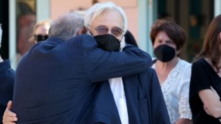 Το "τελευταίο αντίο" στην Ελένη Σμαραγδή | Συντετριμμένος ο σκηνοθέτης