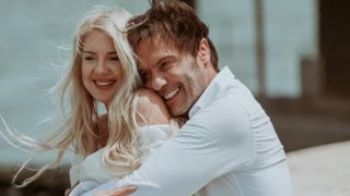 Στράτος Τζώρτζογλου &amp; Σοφία Μαριόλα | Η ρομαντική φωτογραφία στη Σαντορίνη