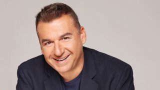 O Γιώργος Λιάγκας φωτογραφίζει τους γιους του στα σοκάκια της Μυκόνου