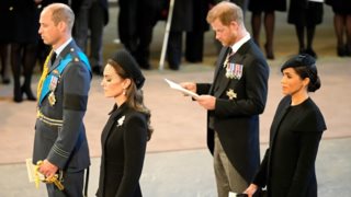 Meghan Markle – Kate Middleton | Η στιγμή που στάθηκαν δίπλα- δίπλα στην κηδεία της βασίλισσας Ελισάβετ