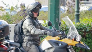 O Αιμίλιος Χειλάκης σε σπάνια δημόσια εμφάνιση με τη μηχανή του