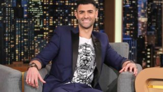 Ο Σαρμπέλ για λίγες μέρες στην Ελλάδα: Δείτε πως είναι 14 χρόνια μετά την Eurovision