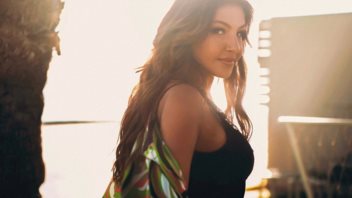 Η Έλενα Παπαρίζου με τo visualizer του &quot;Καληνύχτα&quot; ξεπέρασε τις 1 εκ. προβολές