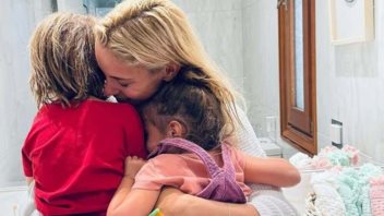 Η Δούκισσα Νομικού συνοδεύει τον γιο της, Σάββα, στις δραστηριότητές του