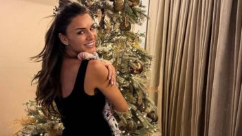 Η Ελένη Τσολάκη σε αδημοσίευτη φωτογραφία με τον Παύλο Πετρουλάκη από το μαιευτήριο