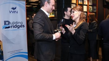Με τις Βίκυ Χατζηβασιλείου και Μαρία Εκμεκτσίογλου η δράση της WIN "Building Bridges: Connecting Greece to the World"