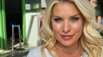 Η Ελένη Μενεγάκη ποζάρει κάτω από το παραμυθένιο δέντρο της και μετρά αντίστροφα για τα Χριστούγεννα