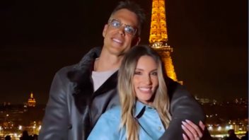Αθηνά Οικονομάκου και Μπρούνο Τσερέλα ανταλλάσσουν τρυφερό φιλί με φόντο τον Πύργο του Άιφελ