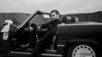 Ο Κωνσταντίνος Μαργαρίτης επιστρέφει και ερμηνεύει το ξεσηκωτικό "Σβήσε Και Κατέβα"