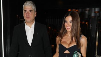 Η Σταματίνα Τσιμτσιλή στο πλευρό του Θέμη Σοφού μαζί με τα παιδιά τους