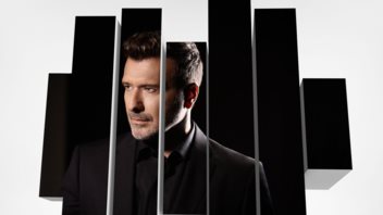 Ο Γιάννης Πλούταρχος επιστρέφει με ένα δυναμικό ζεϊμπέκικο και τονίζει πως "Δε Γίνεται"